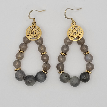 Boucles d’Oreilles Labradorite & Fleur de Lotus Dorée – Élégance et Protection.