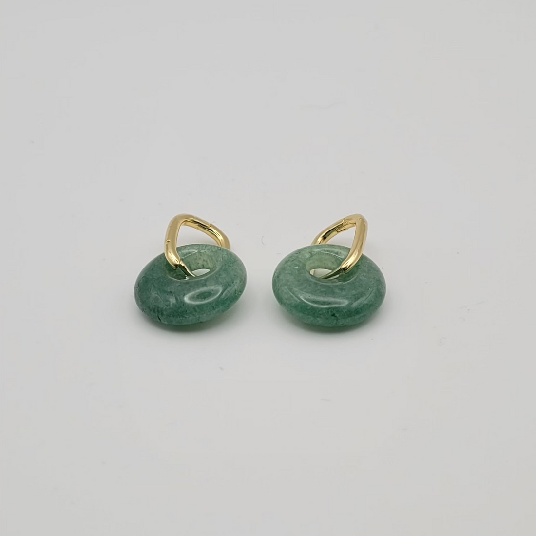 Boucles d’oreilles créoles dorées – Donut Aventurine verte 18 mm.