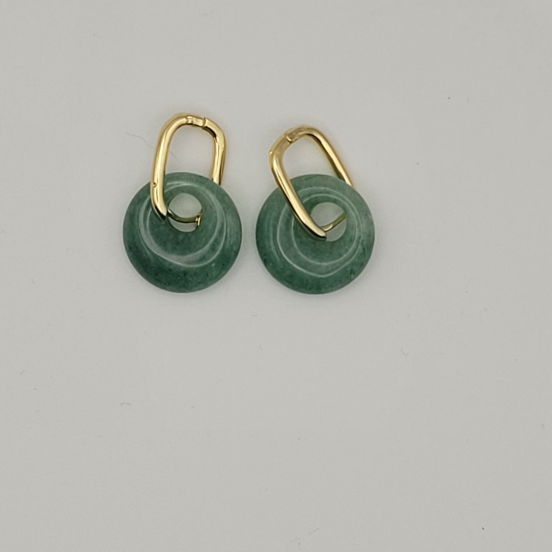 Boucles d’oreilles créoles dorées – Donut Aventurine verte 18 mm.
