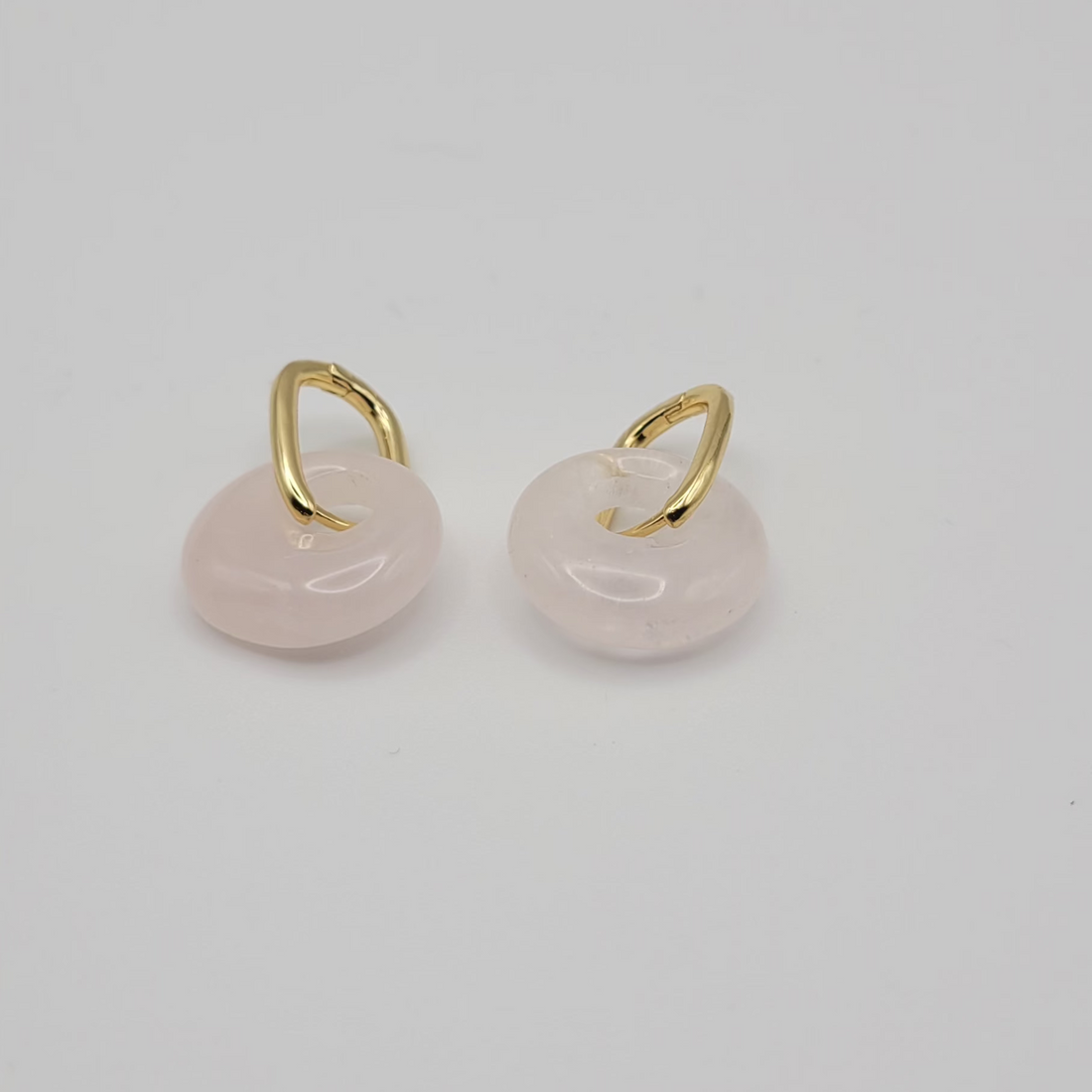 Boucles d’oreilles créoles dorées – Donut Quartz Rose 18 mm.