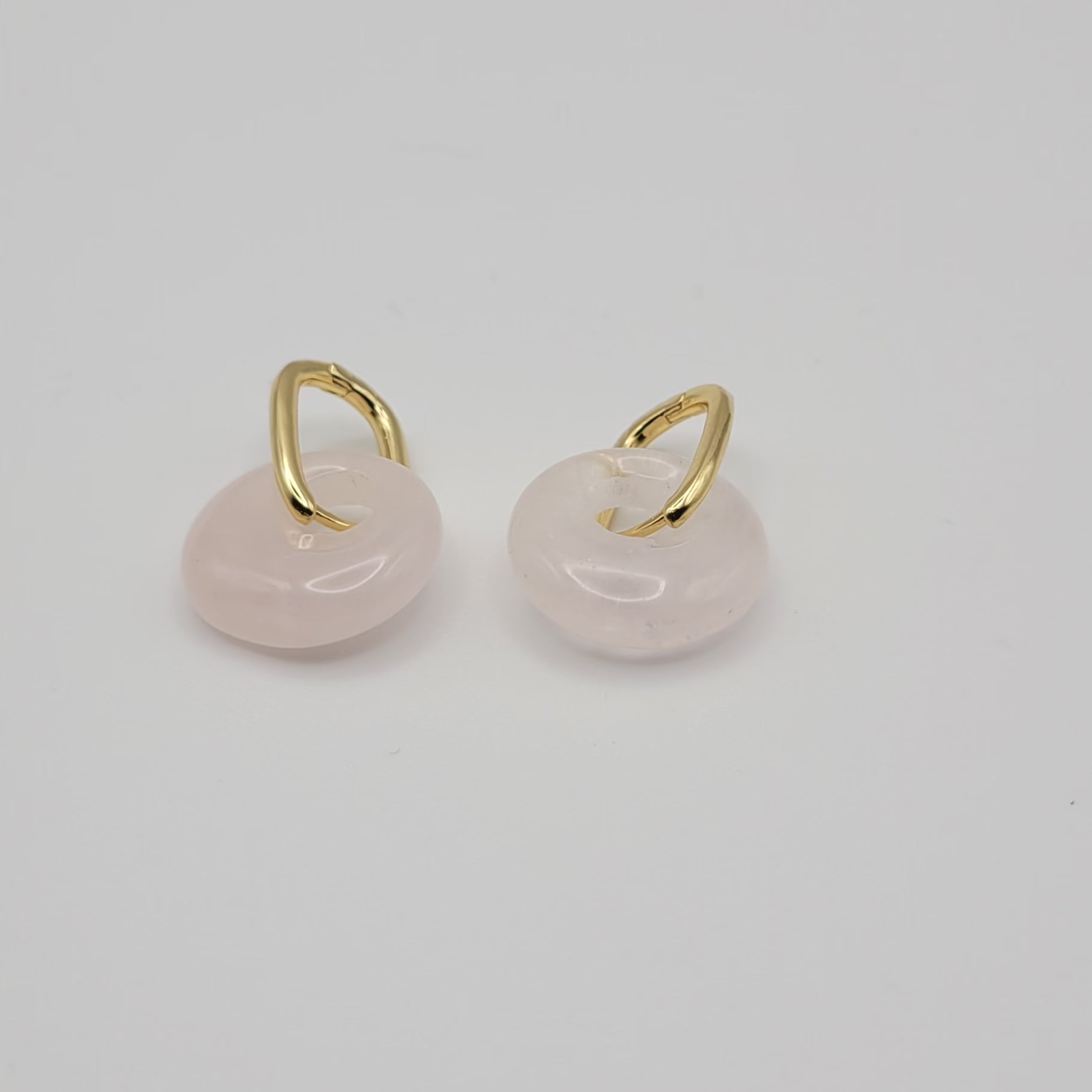 Boucles d’oreilles créoles dorées – Donut Quartz Rose 18 mm.