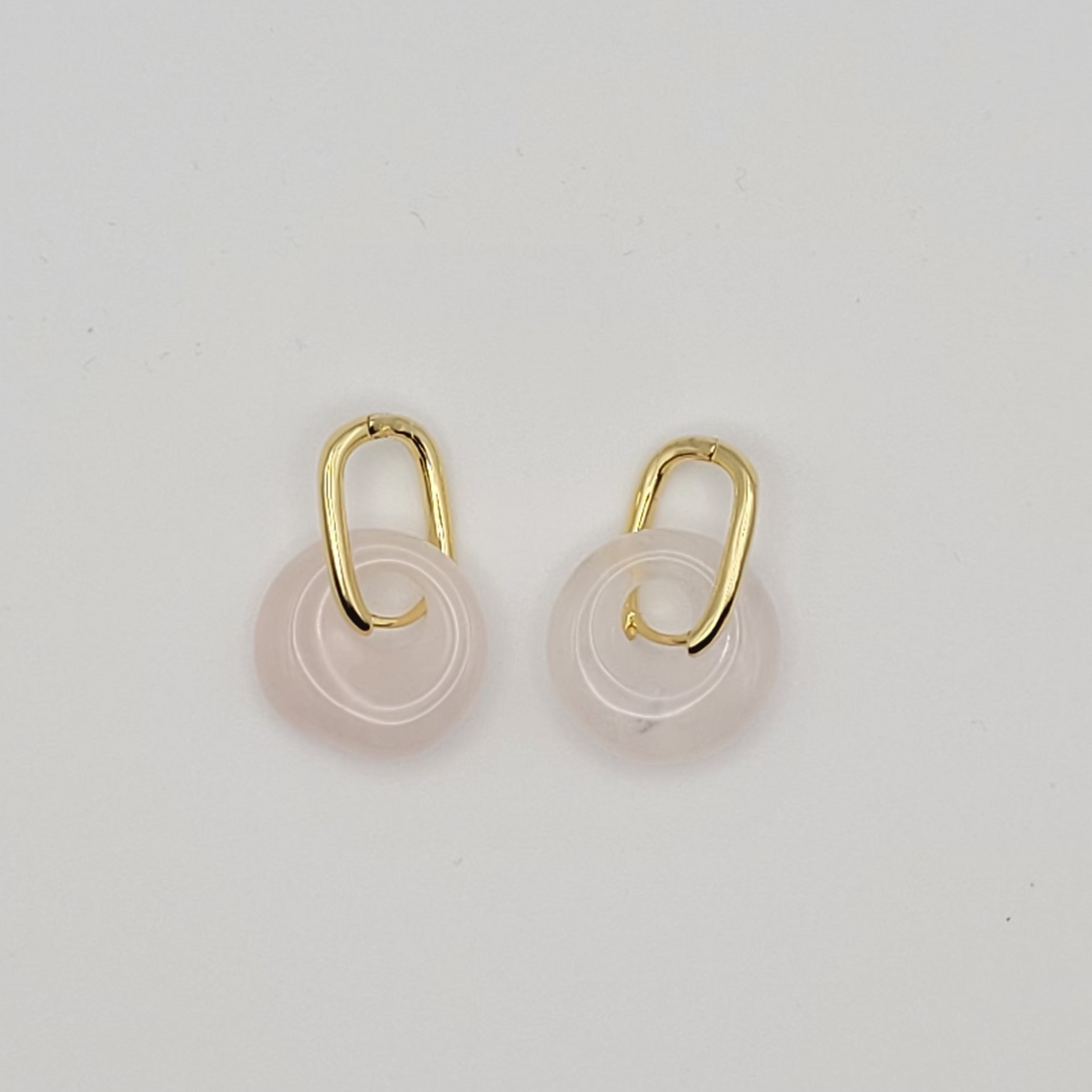 Boucles d’oreilles créoles dorées – Donut Quartz Rose 18 mm.