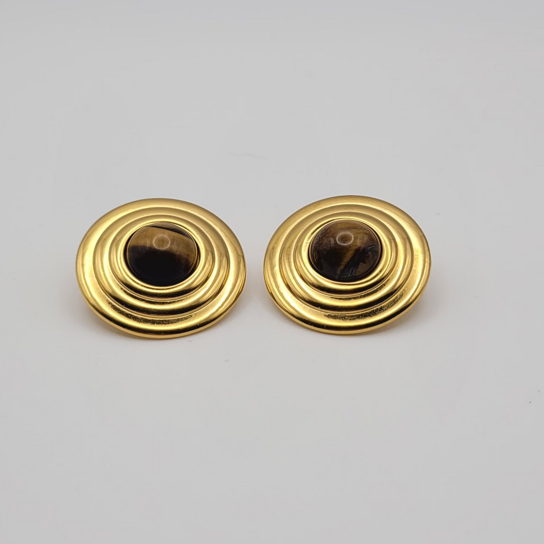 Boucles d’Oreilles Œil de Tigre – Élégance Protectrice.