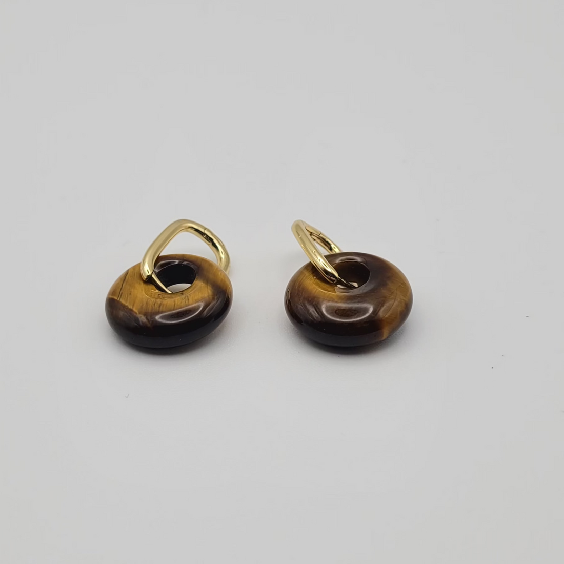 Boucles d’oreilles créoles dorées – Donut Œil de Tigre 18 mm.