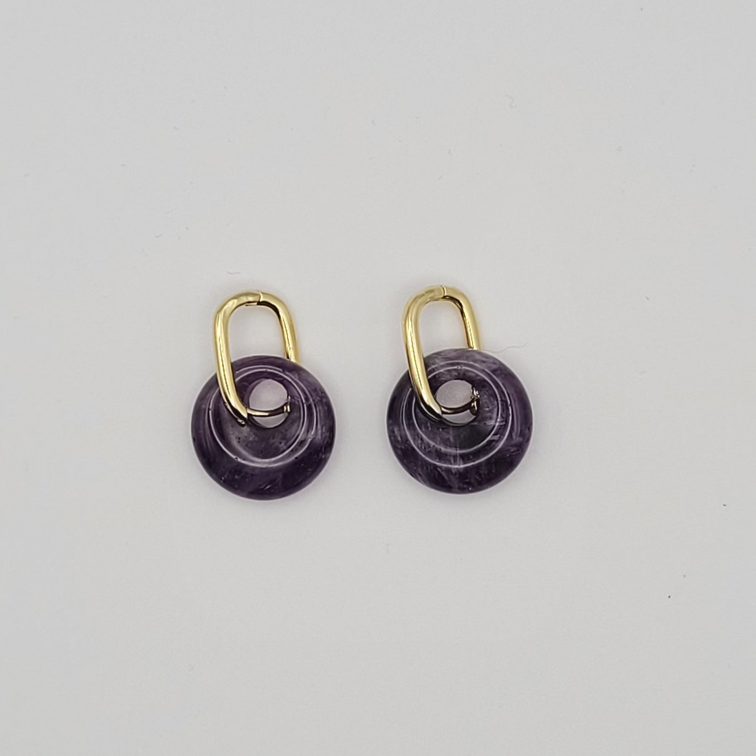 Boucles d’oreilles créoles dorées – Donut Améthyste 18 mm.