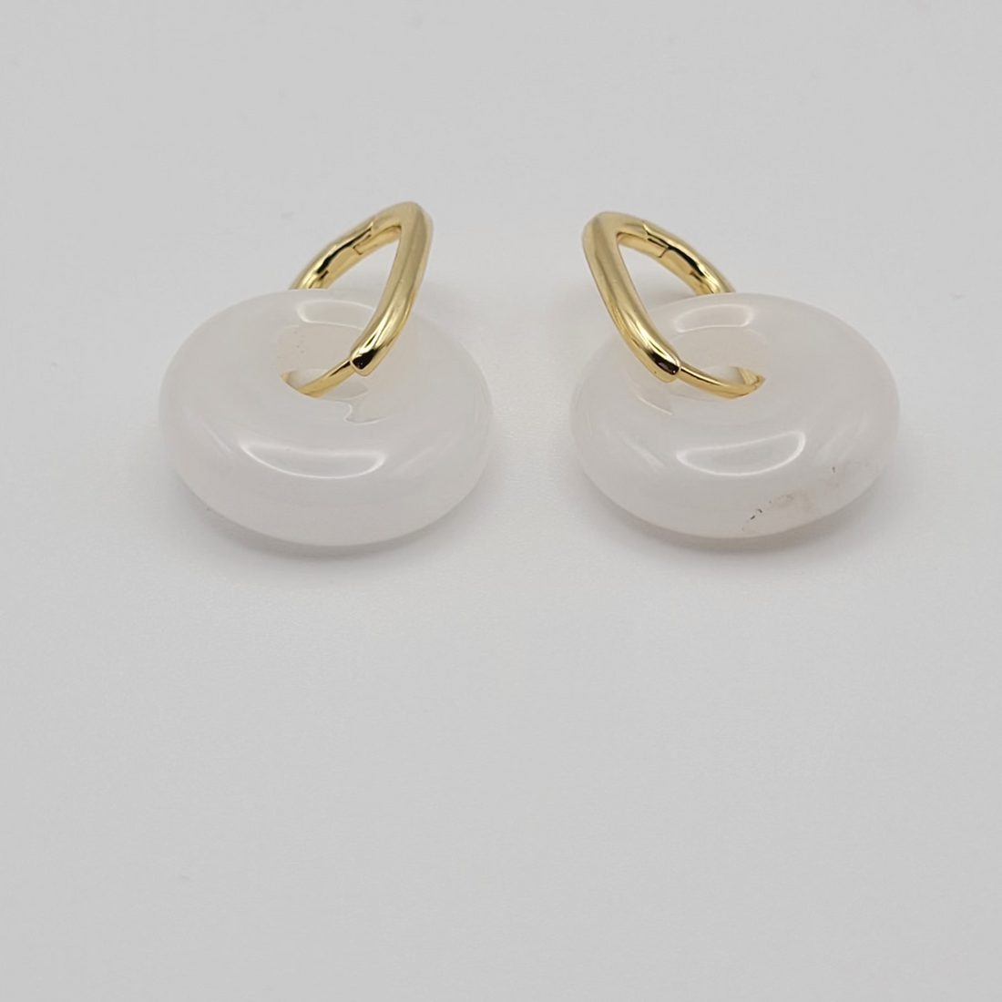 Boucles d’oreilles créoles dorées – Donut Jade Blanche 18 mm.
