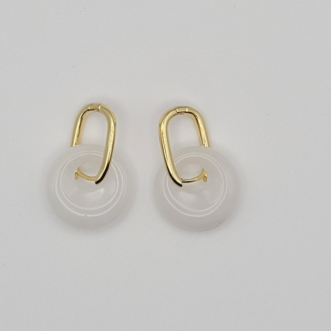 Boucles d’oreilles créoles dorées – Donut Jade Blanche 18 mm.