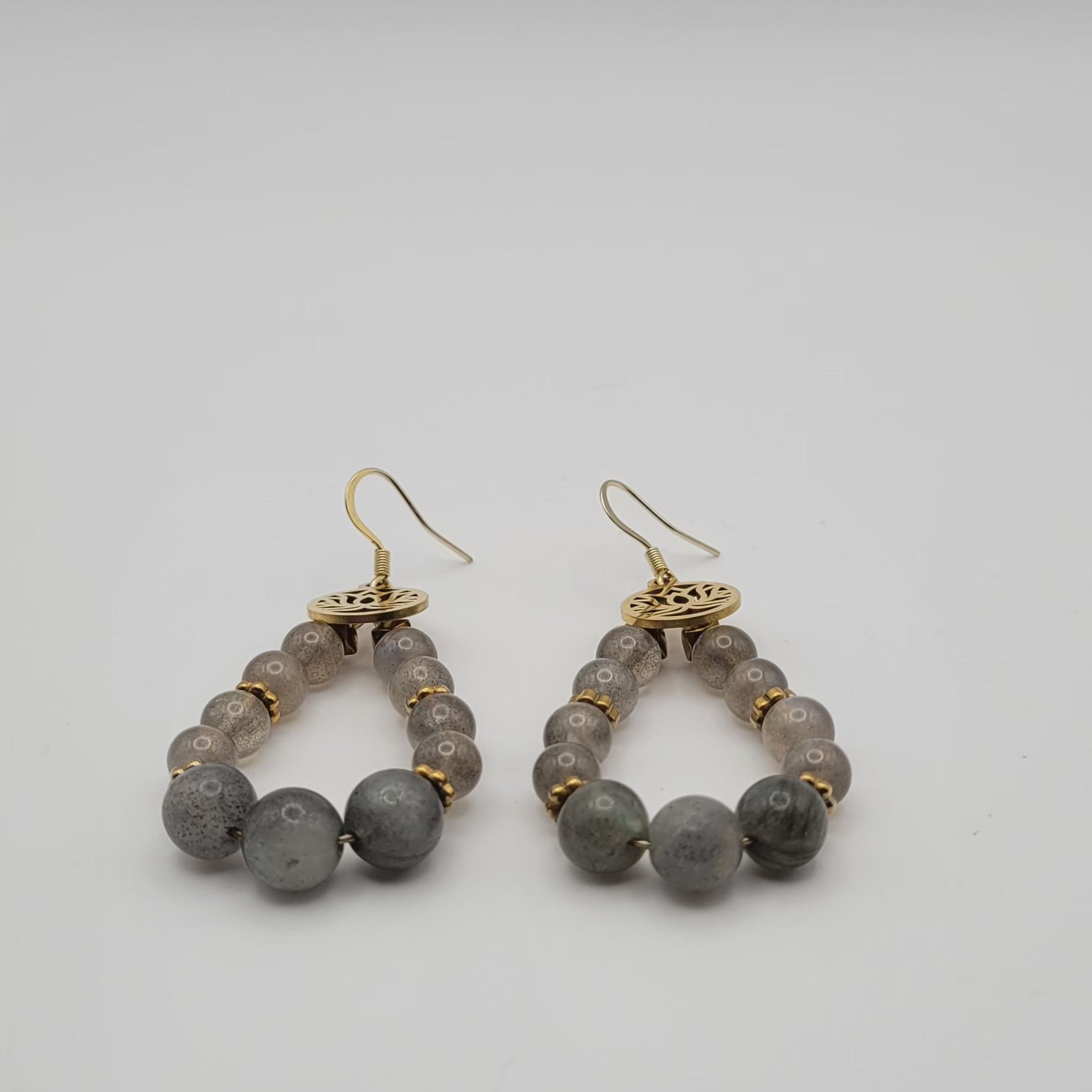 Boucles d’Oreilles Labradorite & Fleur de Lotus Dorée – Élégance et Protection.