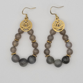 Boucles d’Oreilles Labradorite & Fleur de Lotus Dorée – Élégance et Protection.