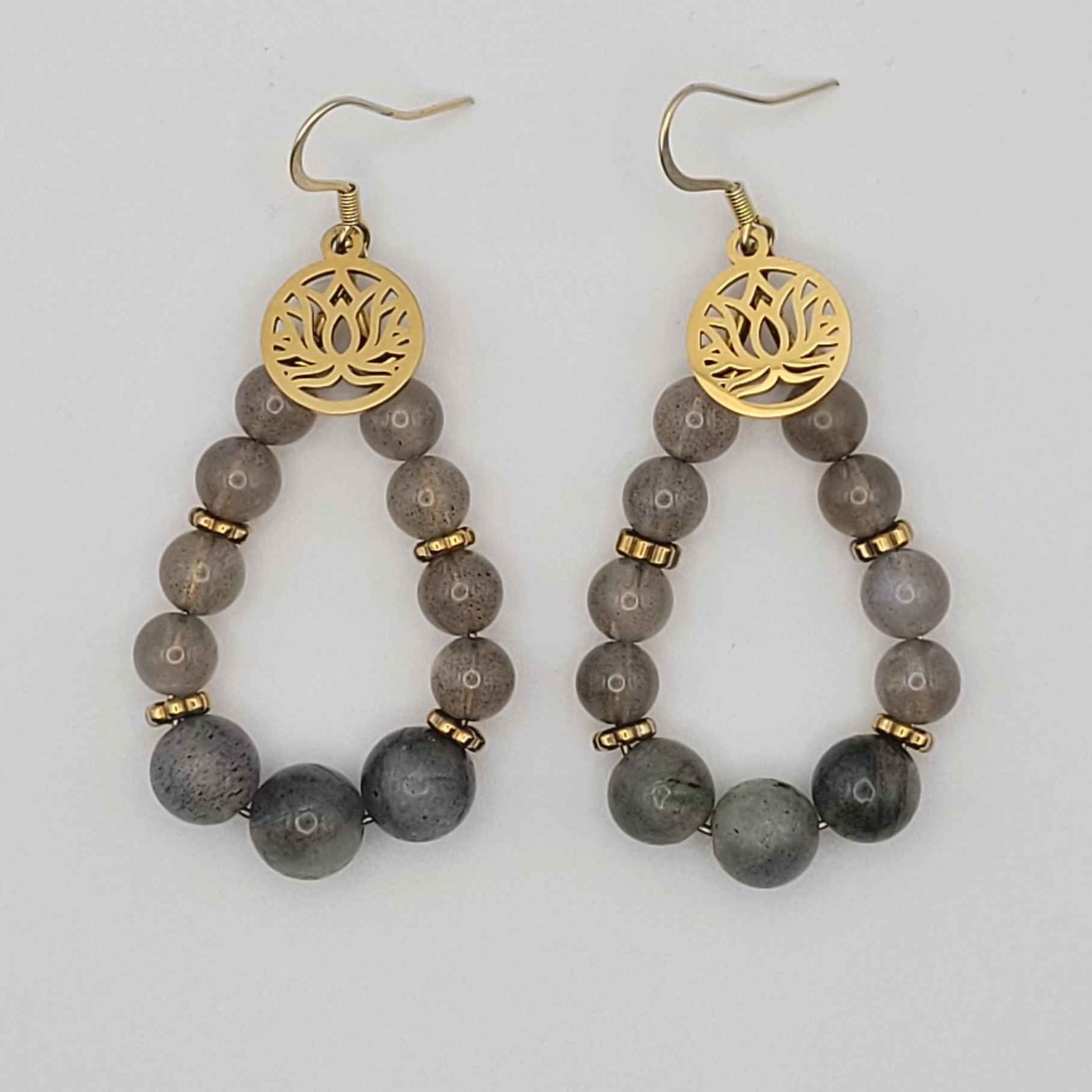 Boucles d’Oreilles Labradorite & Fleur de Lotus Dorée – Élégance et Protection.