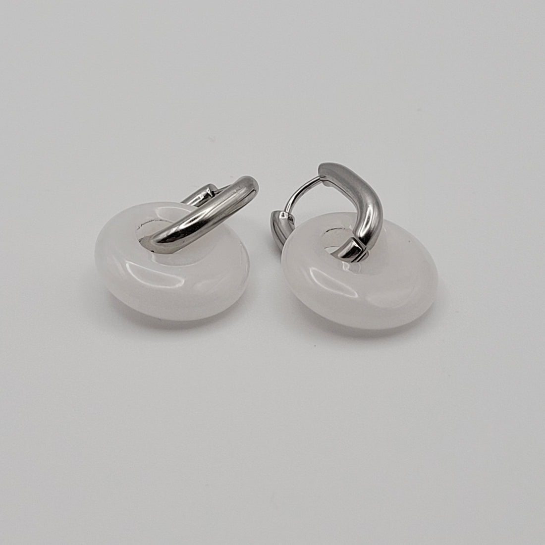 Boucles Créoles Argentées – Donut Jade Blanc 18 mm