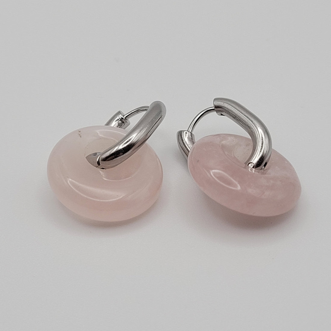 Boucles Créoles Argentées – Donut Quartz Rose 18 mm