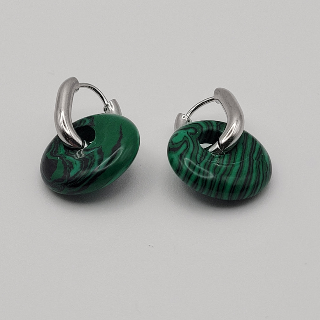 Boucles Créoles Argentées – Donut Malachite 18 mm