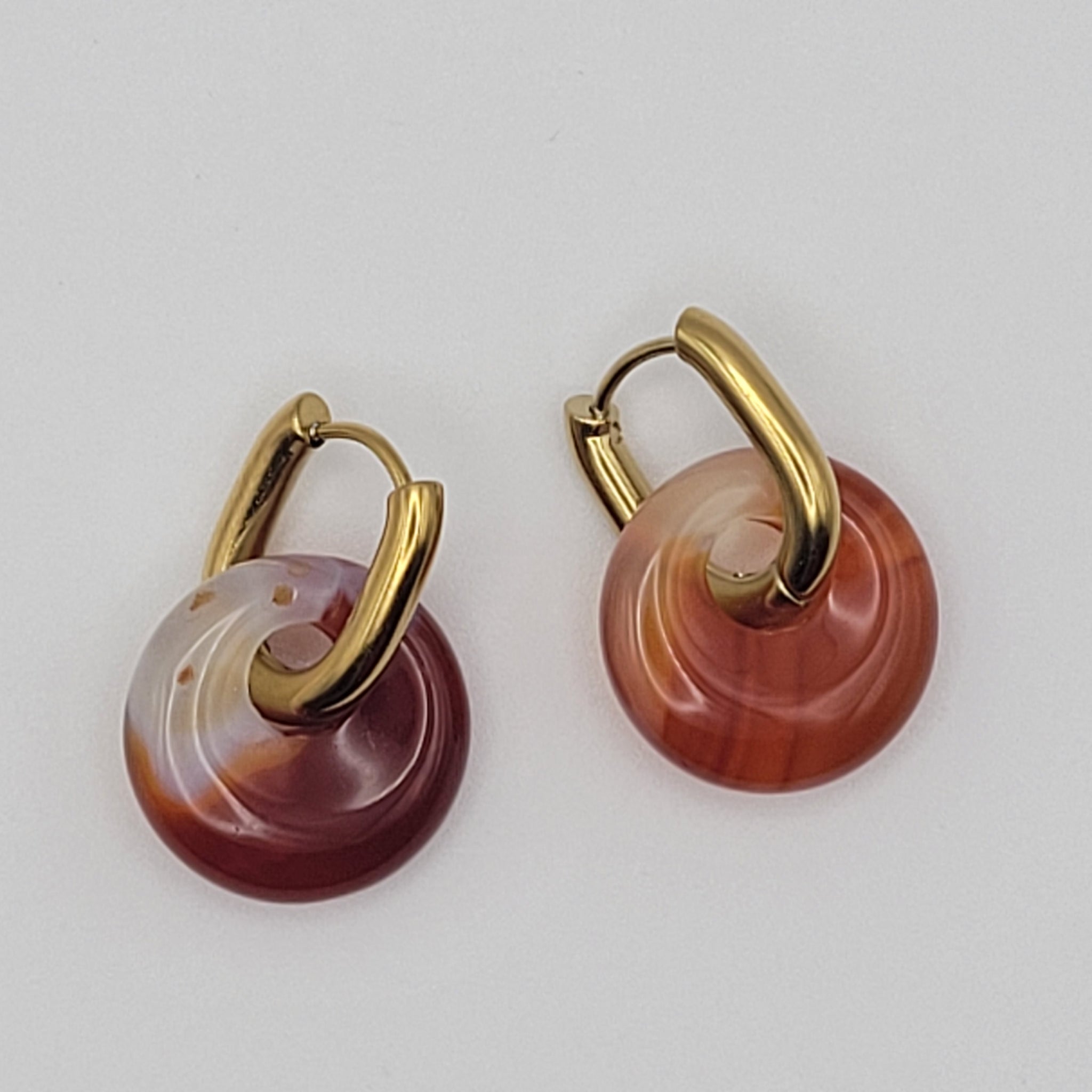 Boucles Créoles Dorées – Donut Cornaline 18 mm