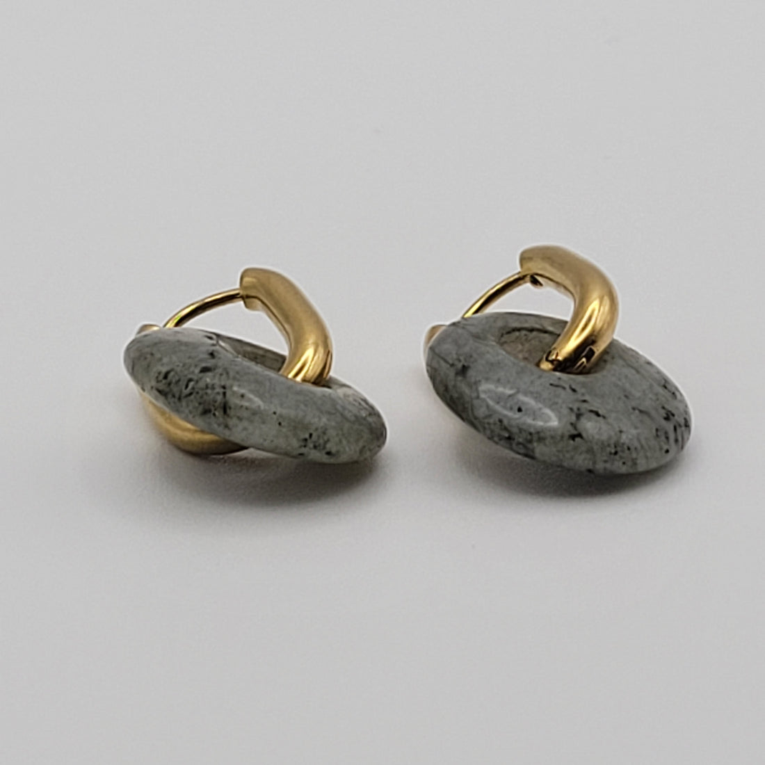 Boucles Créoles Dorées – Donut Labradorite 18 mm