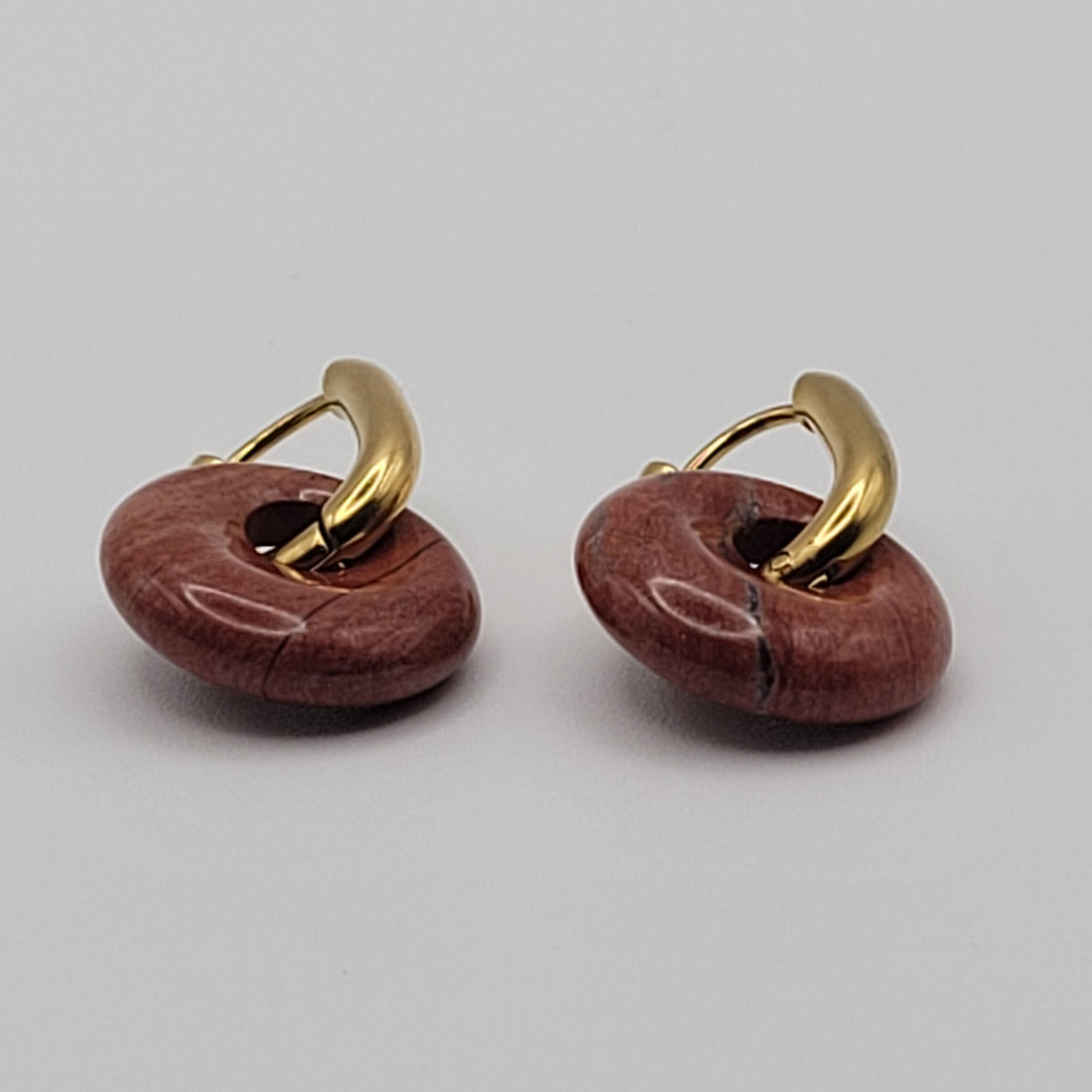 Boucles Créoles Dorées – Donut Jaspe Rouge 18 mm