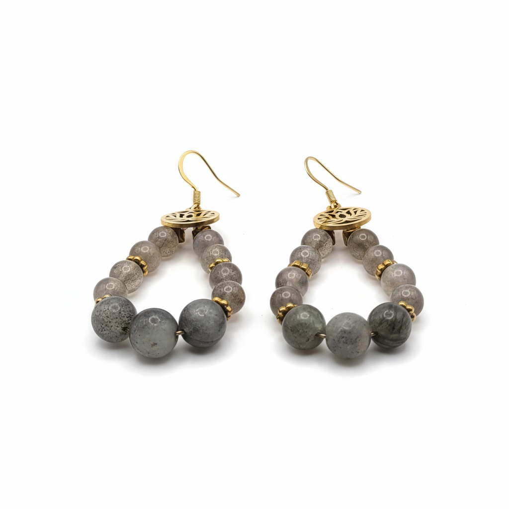 Boucles d’Oreilles Labradorite & Fleur de Lotus Dorée – Élégance et Protection