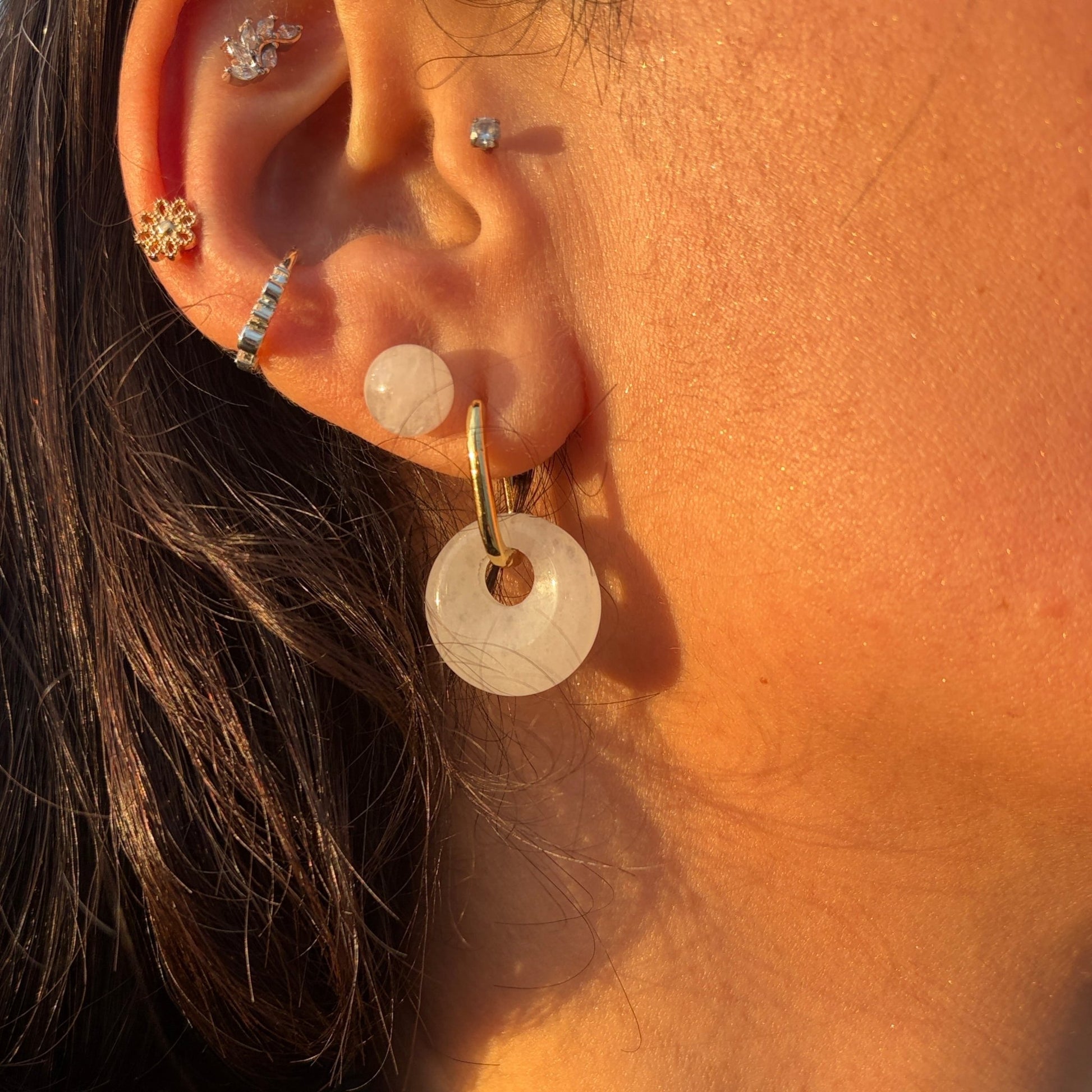 Boucles d’oreilles créoles dorées – Donut Jade Blanche 18 mm – | Yatik